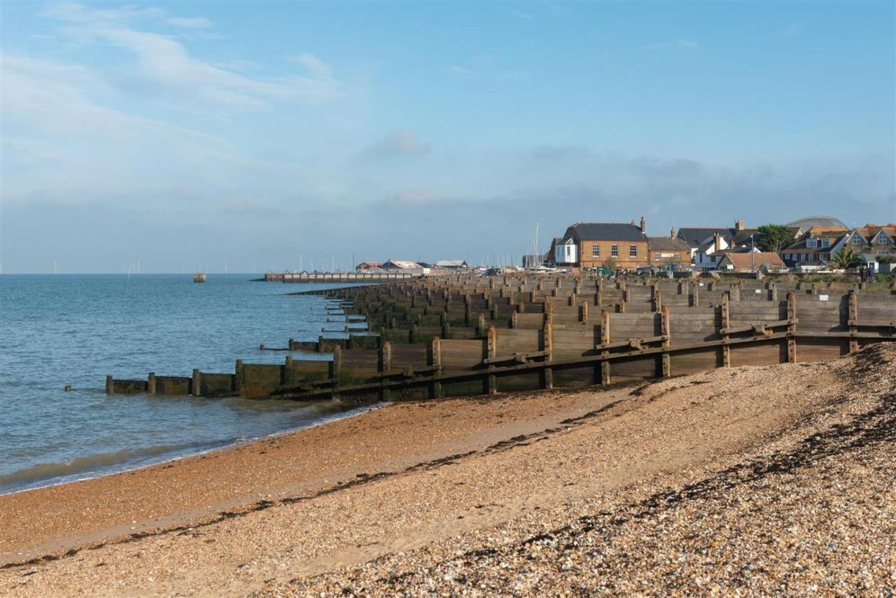 Home With Sea Views Next To The Beach! Whitstable Esterno foto